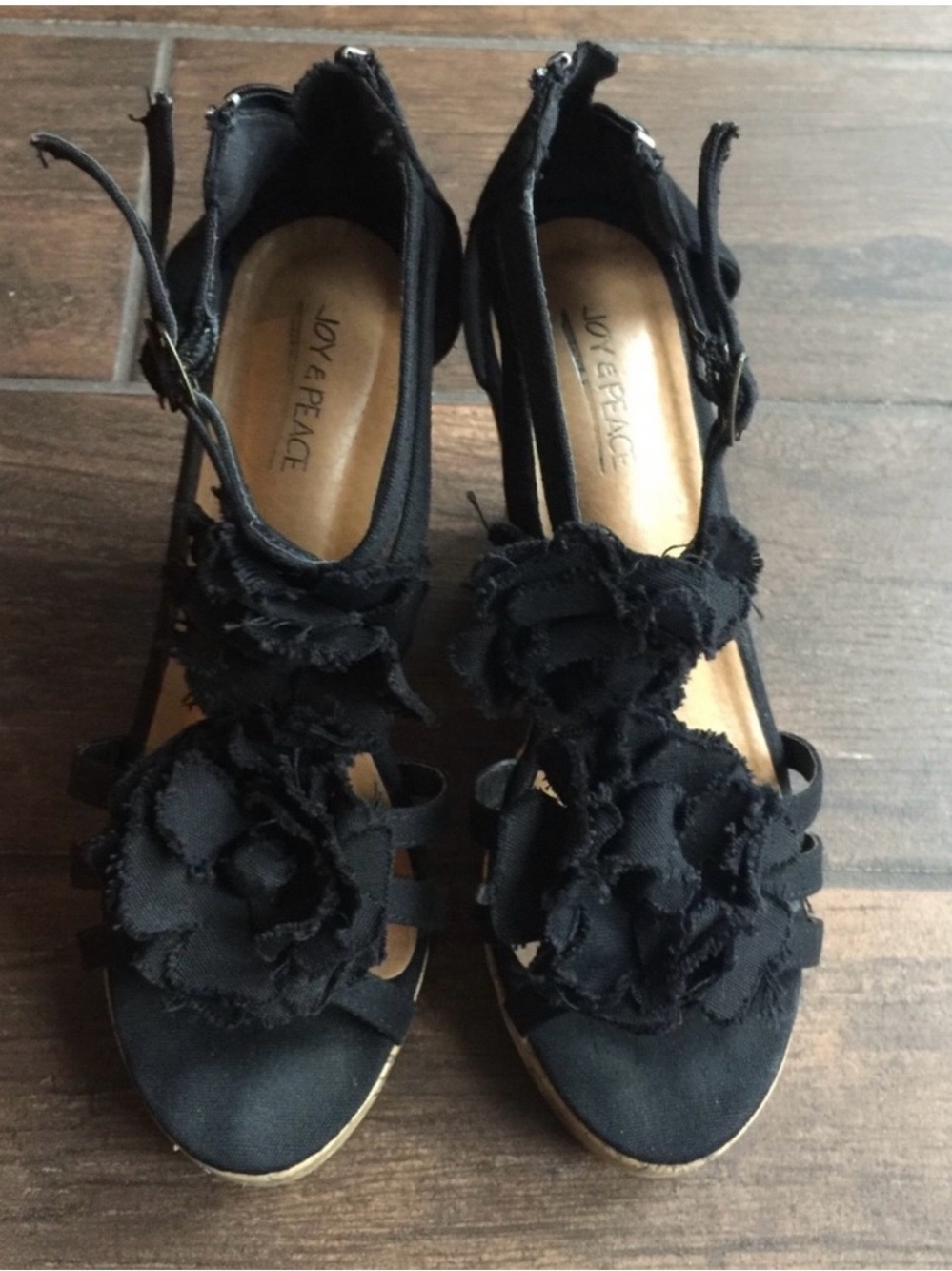 2/$10❤️Black Floral T-Strap Wedge Sandals